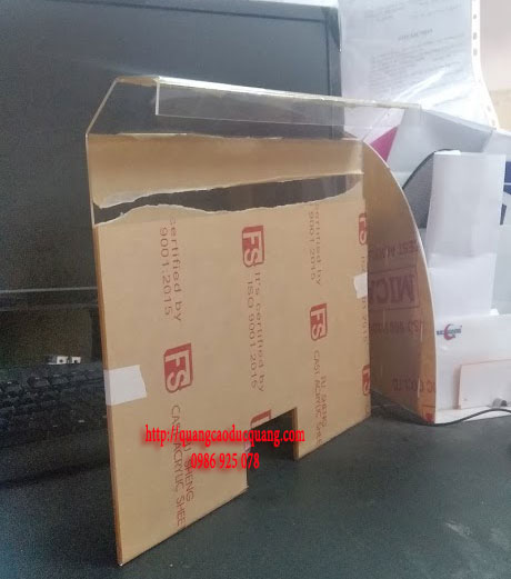 Kệ Mica ốp lưng máy tính