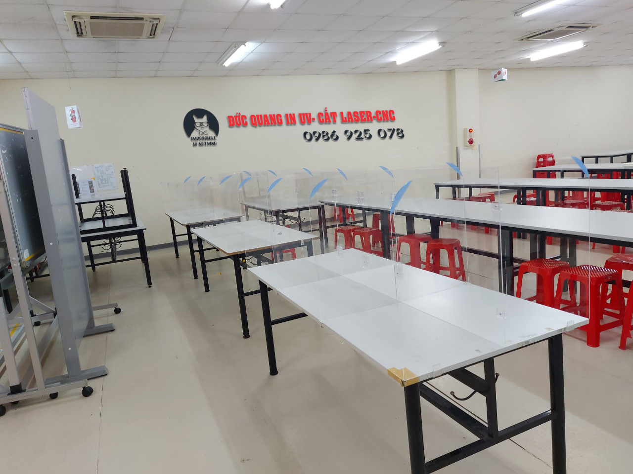 Tấm nhựa Mica trong suốt làm vách ngăn